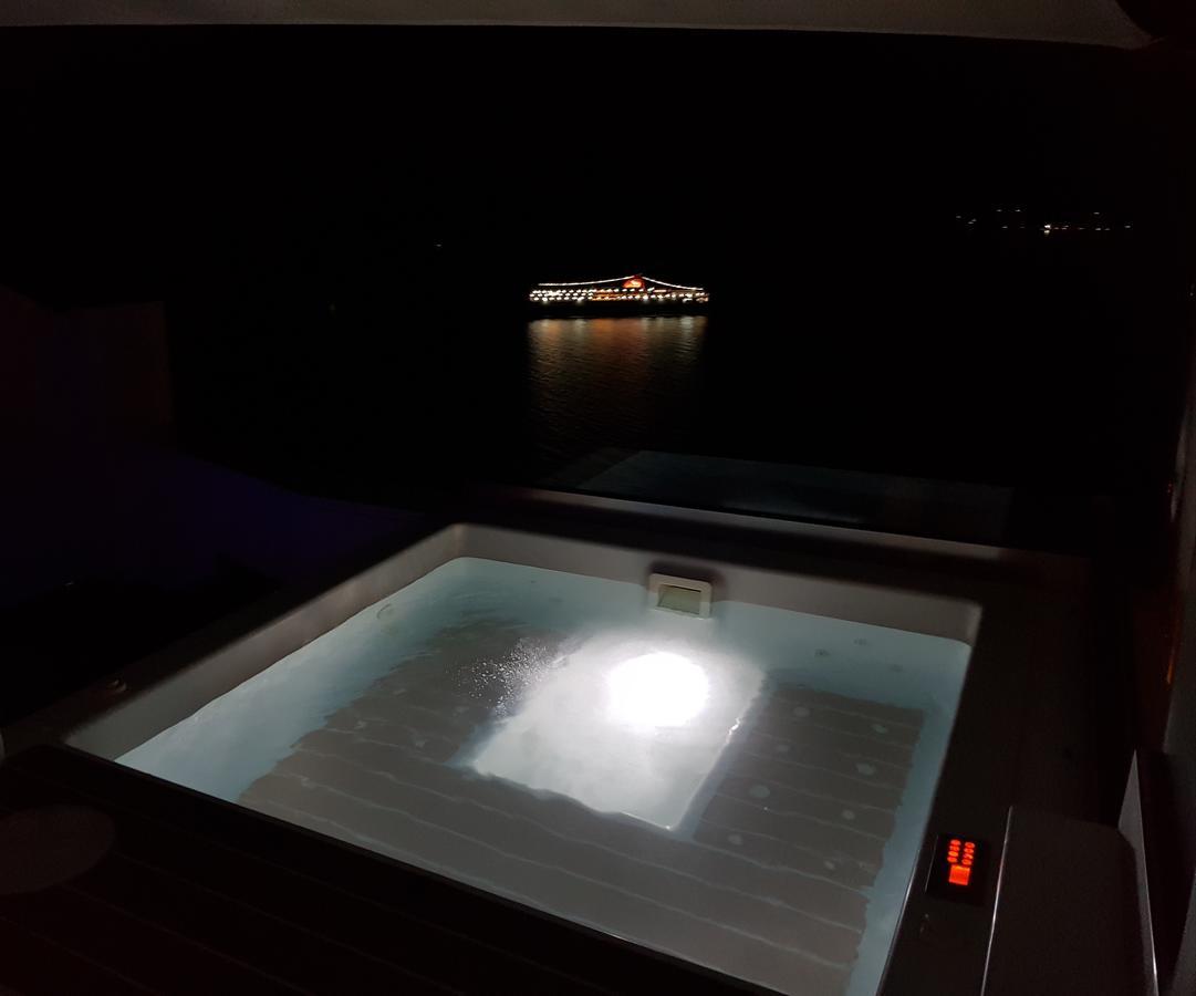 Honeymoon Villa with Outdoor Hot Tub and Caldera View